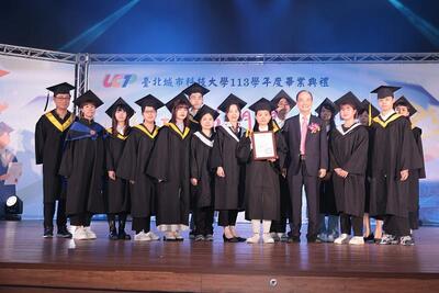 中央社 / 金牌、舞台、國際力全到位！城市科大畢典致詞感動全場